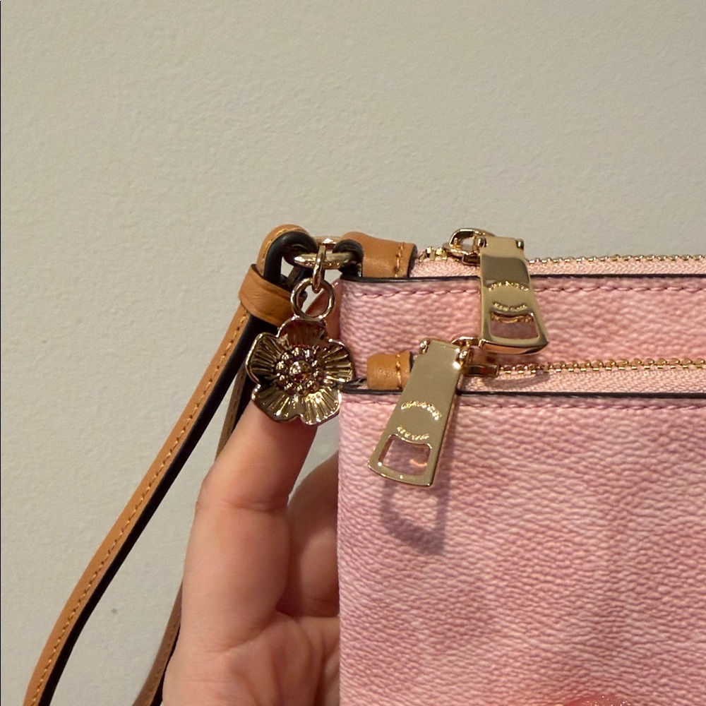 🎀 COACH~Double Zip Wristlet In Signature Canvas With Charms. PRICE IS FIRM‼️ - Picture 3 of 5